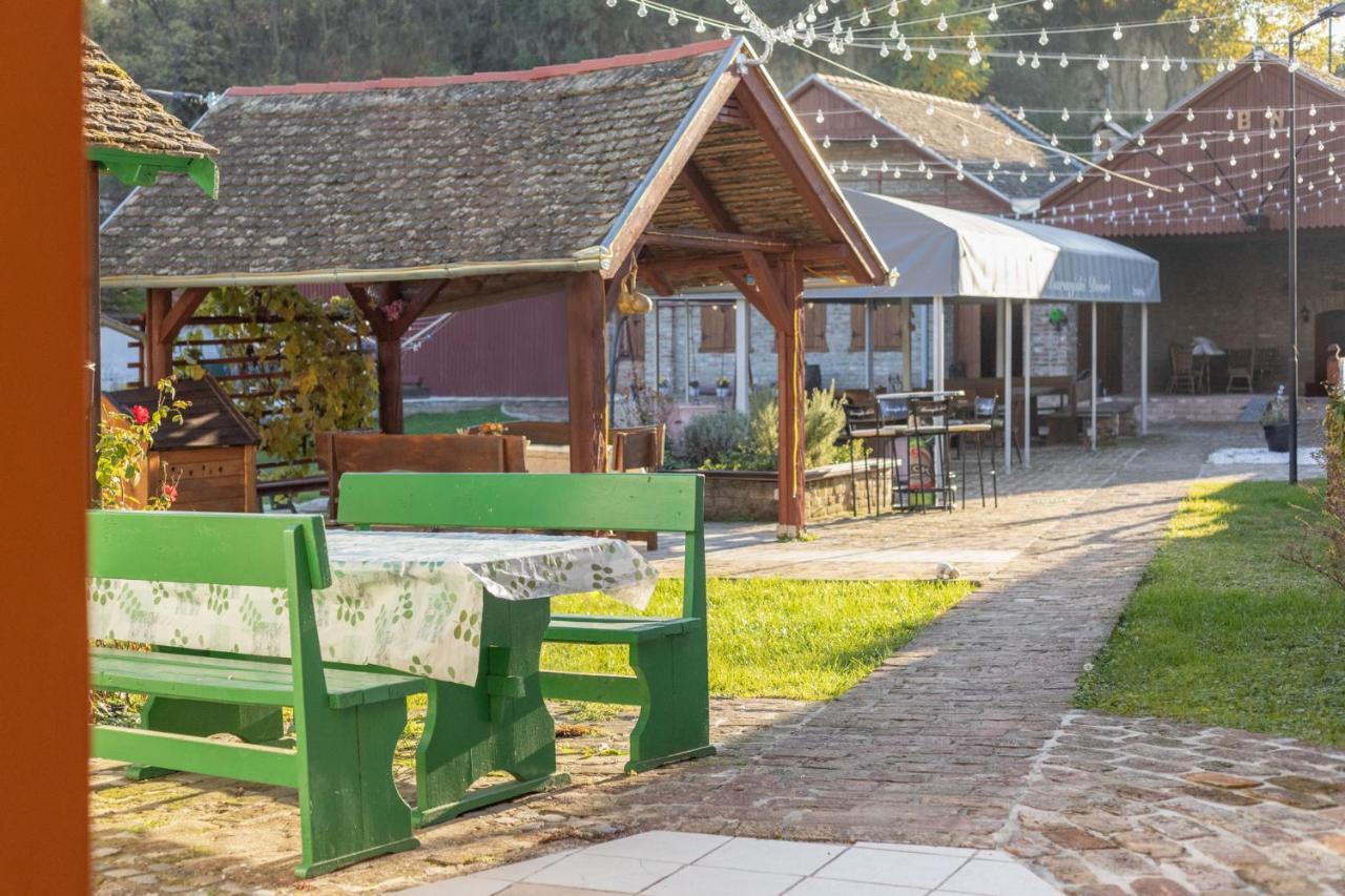 Kuca Za Odmor Baranjski Dvori Hotel Zmajevac ภายนอก รูปภาพ